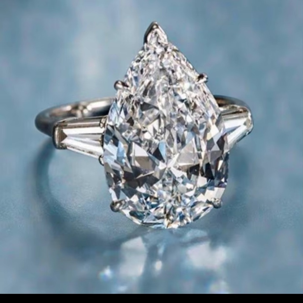 Pear-Shaped Solitaire Lab Diamond Ring in White 5 CTs